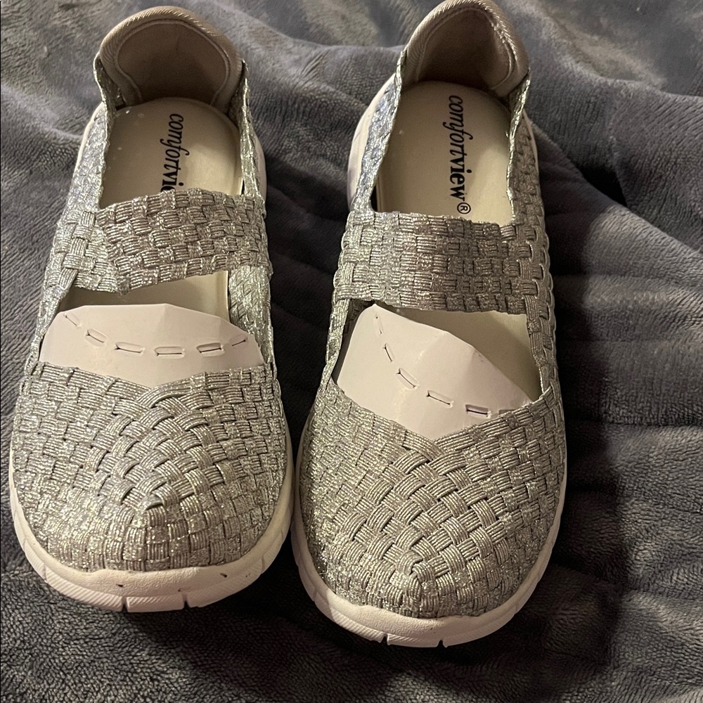 New, size 7Comfortview Women's Metallic Woven Flats